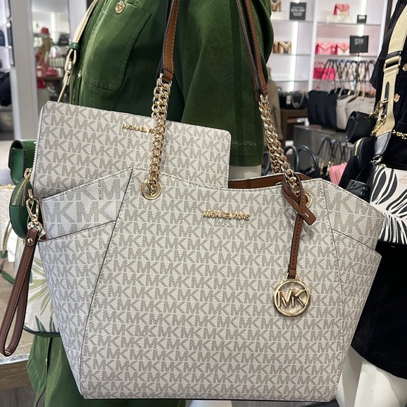 MICHAEL KORS 
Jet Set Lg Shoulder Bag & JST Lg Travel CONTINENTAL wallet-wristlt - Picture 4 of 16